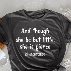 Und obwohl sie nur klein ist, ist sie wildes TShirt, Shakespeare-Shirt, wildes Shirt, Shakespeare-Zitat, Buch-Liebhaber-Geschenk, Englischlehrer-Geschenk