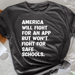 Amerika zal vechten voor een app, grappig sarcastisch ontwerp T-shirt, app-humor, technische kritiek, grafisch shirt voor techliefhebbers, cadeau voor programmeurs