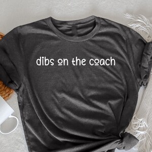 Dibs sulla camicia dell&#39;allenatore, camicia del giorno della partita, maglietta da baseball, maglietta da calcio, maglietta della moglie dell&#39;allenatore, camicia della fidanzata dell&#39;allenatore, regalo per l&#39;allenatore della salute