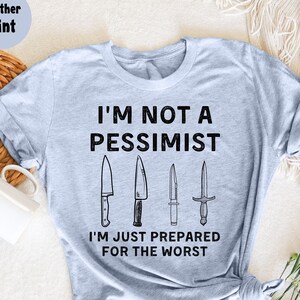 Ich bin kein Pessimist, ich bin nur auf das Schlimmste vorbereitet T-Shirt, Outdoor-Jagd-T-Shirt, lustiges Outdoor-Geschenk, Naturliebhaber-Geschenk, Outdoor-Enthusiast