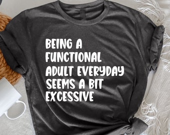 Een functionele volwassene zijn lijkt elke dag een beetje overdreven shirt, volwassen T-shirt, grappige vrouwen outfit, volwassen humor shirt, grappig sarcastisch