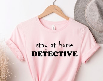 Camiseta de detetive Stay At Home, camiseta de programas de crime, camiseta gótica, presente de série de filmes, camisa de detetive engraçada, camisa de terror, camiseta de filme de terror