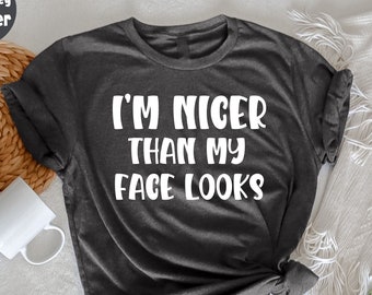 Je suis plus gentil que mon visage n’en a l’air T-shirt, T-shirt sarcasme, chemise attitude, citations sarcastiques, tee-shirt graphique drôle, cadeau sarcastique, cadeau drôle