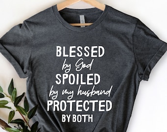Gesegnet von Gott verwöhnt von meinem Mann, der von beiden geschützt wird - christliches Shirt - Glauben Shirt - religiöses Shirt - christliches Geschenk - gesegnetes Shirt