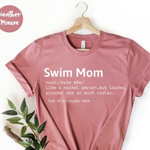 Koszulka Swim Mom - Koszulka do pływania damska - Koszulka do pływania trenera - Prezent do pływania - Koszulka do pływania - Prezent do pływania - Koszulka do pływania - Prezent dla pływaka - Koszulka do pływania zdjęcie 2