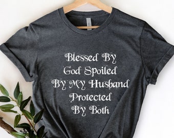 Gesegnet von Gott, verwöhnt von meinem Mann, geschützt durch beide, Religion Shirt, Glaube Shirt, Muttertag T-Shirt, Mama Shirt, christliches Shirt, Mama Shirt