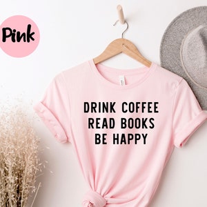 Drink koffie, lees boeken, wees blij, leraar shirt, boek T-shirt, boek shirts, lees shirt, boek shirt, boek minnaar shirt, boek minnaar cadeau,