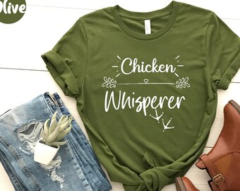 チキンウィスパーシャツ、面白いチキンTシャツ、チキンママ、チキンTシャツ、生意気なチキンTシャツ、チキンファーマーシャツ、チキンレディTシャツ