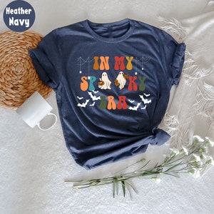 I min kusliga era T-shirt, kuslig säsong, retro Halloween, rolig spöke T-shirt, kuslig mamma T-shirt, Iprintasty Halloween, Halloween-grafik bild 3
