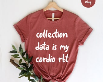 Puede incluir: Una camiseta de color arcilla con el texto "collection data is my cardio rbt" impreso en blanco.