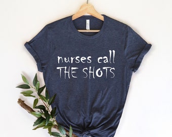 Verpleegkundigen Call the Shots, Funny Nurse Shirt, Nurse Life, Health Care Tee, Inspirerende Nurse Shirt, Nurse Shirts, Healthcare Workers Shirt