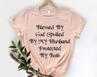 Gesegnet von Gott, verwöhnt von meinem Mann, geschützt durch beide, Religion Shirt, Glaube Shirt, Muttertag T-Shirt, Mama Shirt, christliches Shirt, Mama Shirt
