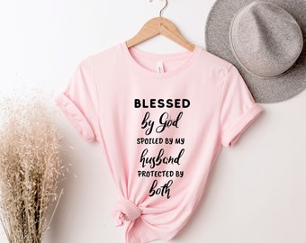 Gesegnet von Gott verwöhnt von meinem Mann, der von beiden geschützt wird - christliches Shirt - Glauben Shirt - religiöses Shirt - christliches Geschenk - gesegnetes Shirt