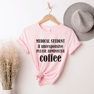 Nuovo dottore per essere regalo, nuova camicia dottore, camicia medico futuro, camicia studente di medicina amante del caffè, futuro medico residente, camicia dottore,