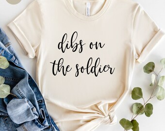 Dibs op de soldaat, soldaat vrouw, cadeau voor soldaat, inzet tee, militair shirt, leuke soldaat vrouw, soldaat verloofde, soldaat vriendin
