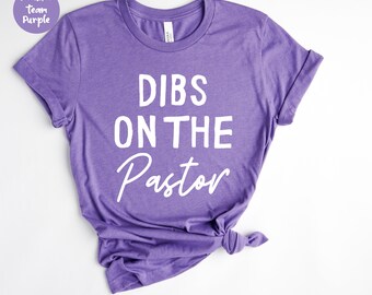Pastoren Frau Shirt, Pastoren Frau, Dibs On The Pastor, Prediger Frau, Christlicher Glaube Shirt, Glaube Shirt, Pastoren Frau Geschenk, Christian Shirt