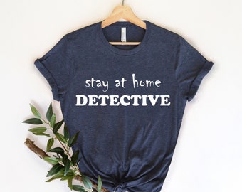 Camiseta de detetive Stay At Home, camiseta de programas de crime, camiseta gótica, presente de série de filmes, camisa de detetive engraçada, camisa de terror, camiseta de filme de terror