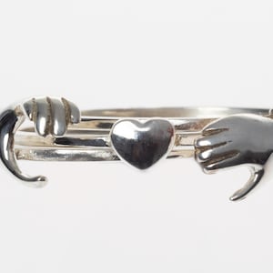 Drei Sterling Silber 925 Ringe in Einer Hand und Herz