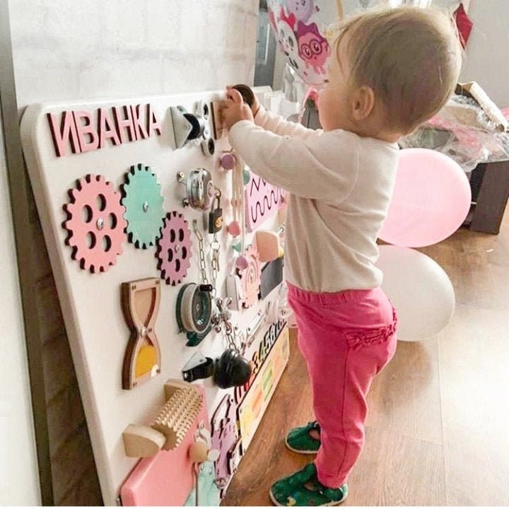 Busy Board – Montessori Spielzeug Mit 20 Aktivitäten Zur Förderung Der Feinmotorik Für Kleinkinder (Vorschul-Lernspielzeug) Busy Board – Montessori Spielzeug Mit 20 Aktivitäten Zur Förderung Der Feinmotorik Für Kleinkinder (Vorschul-Lernspielzeug)