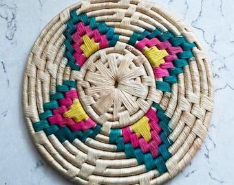 Vintage Set Of 2 Wicker Woven Straw Round Multicolor Pot Holders Table Pads Trivet Heat Mats, Antique Kitchen Pot Round Placemats