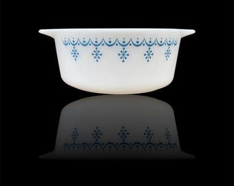 Vintage Pyrex Schneeflockengirlanden-Auflaufform - blaues und weißes Ofengeschirr - Milchglas - 1,5 Quart - Mid-Century-Küchendekor (ohne Deckel)