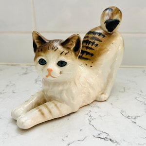 Vintage Ceramic Inarco Stretching Cat Figurine E1391 1963 Brown Black White Japan Figurine image 1