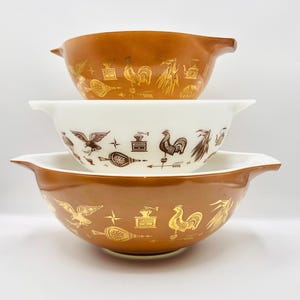 Set di 3 nidi di Cenerentola americani in Pyrex da cucina vintage, oro su marrone e marrone su bianco, circa anni &#39;70