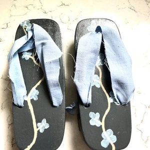 Beautiful Vintage Women&#39;s Wooden Sandals Special Japanese Blue Floral Texture Shoes Zori Geta Wood Sandals Wafuku Footwear