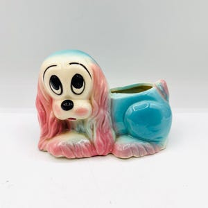 Maceta vintage de Hull Pottery con forma de cachorro / Esmalte azul y rosa pastel / Maceta de cerámica de mediados de siglo con forma de perro | Maceta pequeña vintage kitsch