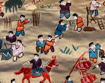 Pezzo di ricamo in seta cinese vintage anni '60 in 2 pezzi con bambini e agricoltori