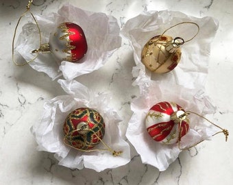NIB Set of 4 Vintage Holiday Placement Card Holder Multi Color Glass Ornaments for Party Table Decoration