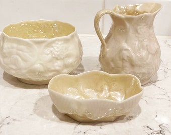 3 pièces d’antique Belleek Fine Porcelain China Creamer et Sugar Bowl et Tiny Bowl Black Stamped Circa 1920s-1940s