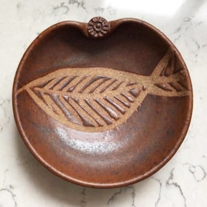 Vintage visontwerp handgemaakte aardewerk asbakkom, antieke saliebrander handgemaakt aardewerk, verzamelaardewerk boho woondecoratie gesigneerd