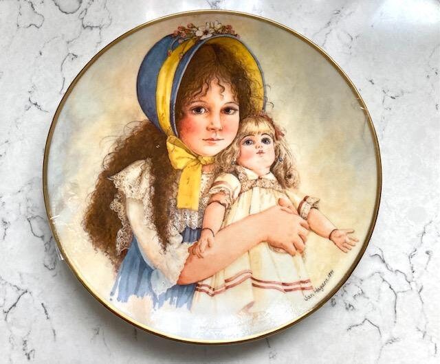 Placa de colecionador vintage por volta de 1978 assinada por Jan Hagara “Lisa e a boneca Jumeau”