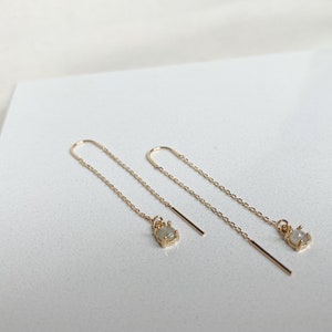Boucles d'oreilles Wythe Drop Chain - Or - Mélange de pierres précieuses grises - Barre d'or - Enfileur - Fait à la main