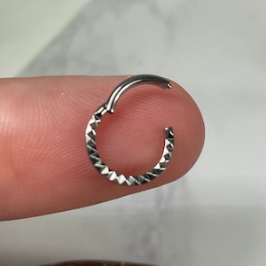 Clicker Titanium Pyramid Lined Hinged Nose Ring Septum Hoop Implant Grade 16g 8mm Daith Ear Tragus Cartilage Body Jewelry Piercing