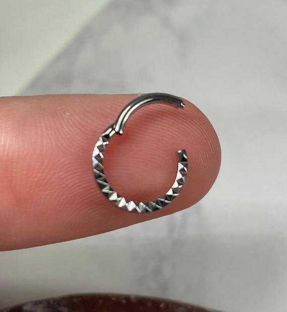 Implant Grade Titanium Pyramid Shaped Septum Hinged Clicker Hoop Implant Grade Titanium Pyramid Shaped Septum Hinged Clicker Hoop