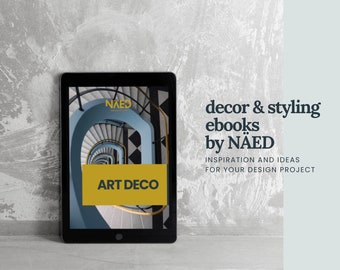 Pode incluir: Um tablet digital que exibe uma imagem de capa para um ebook sobre decoração e estilo Art Deco. A capa apresenta uma foto de uma escada em espiral com detalhes azuis e amarelos. O texto "NAED" e "ART DECO" são visíveis na capa. O texto "decor & styling ebooks by NÄED" é visível abaixo do tablet.