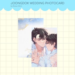 Könnte beinhalten: Hochzeitsfotokarte mit einer Illustration von zwei Männern, die sich umarmen, mit blauen und goldenen Aquarellakzenten. Der Text "JOONGDOK WEDDING PHOTOCARD" und "by Rosso Mimi" stehen oben. Die Karte hat ein romantisches und künstlerisches Design.