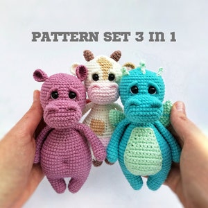 Puede incluir: Un conjunto de patrones de crochet para hacer tres juguetes amigurumi: un hipopótamo rosa, una vaca blanca y marrón y un dragón azul turquesa. El conjunto de patrones se titula "PATTERN SET 3 IN 1".