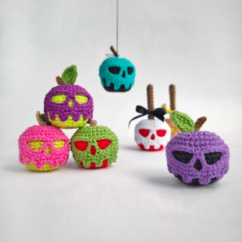 PATRON AU CROCHET Mini pomme empoisonnée / Porte-clés pomme crâne PDF / Patron amigurumi d'Halloween image 1