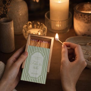 Porta-fósforos de madeira personalizado, porta-fósforos personalizado, decoração para mesa de centro, acessório para velas, presente de casamento ou inauguração de casa para casais.