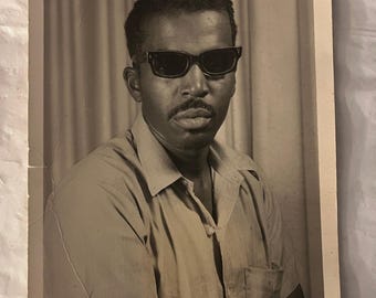 Photographie noir et blanc vintage homme afro-américain, teintes mode du milieu du siècle 7 x 5