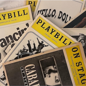 Puede incluir: Una colección de programas de teatro antiguos, con títulos como "Hello Dolly" y "Cabaret". Los programas tienen fondos amarillos y blancos con texto e ilustraciones en negro. La imagen evoca una sensación de nostalgia por el teatro.
