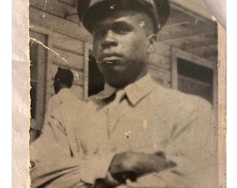 Fotografia militar antiga em preto e branco de um soldado afro-americano da Segunda Guerra Mundial.