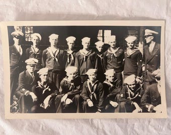 Fotografia militare originale di un gruppo di marinai della Marina statunitense degli anni '30-'40, formato 5,5x3,5 pollici.