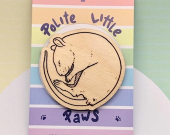 Runde, dicke Ratte – gravierte Holz-Anstecknadel – Geschenk für Rattenliebhaber
