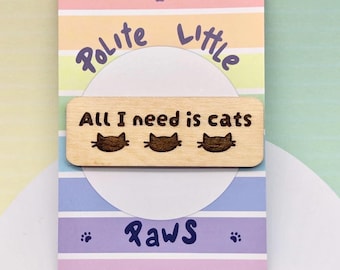Alles, was ich brauche, sind Katzen – Anstecknadel aus Holz mit Katzengravur, Geschenk für Katzenliebhaber