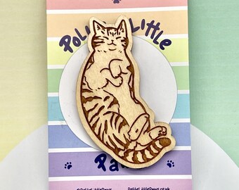 Gravierter Holz-Anstecker mit getigertem Bauch – Geschenk für Katzenliebhaber