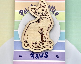 Sphinx-Nacktkatze – Gravierte Holz-Anstecknadel – Geschenk für Katzenliebhaber